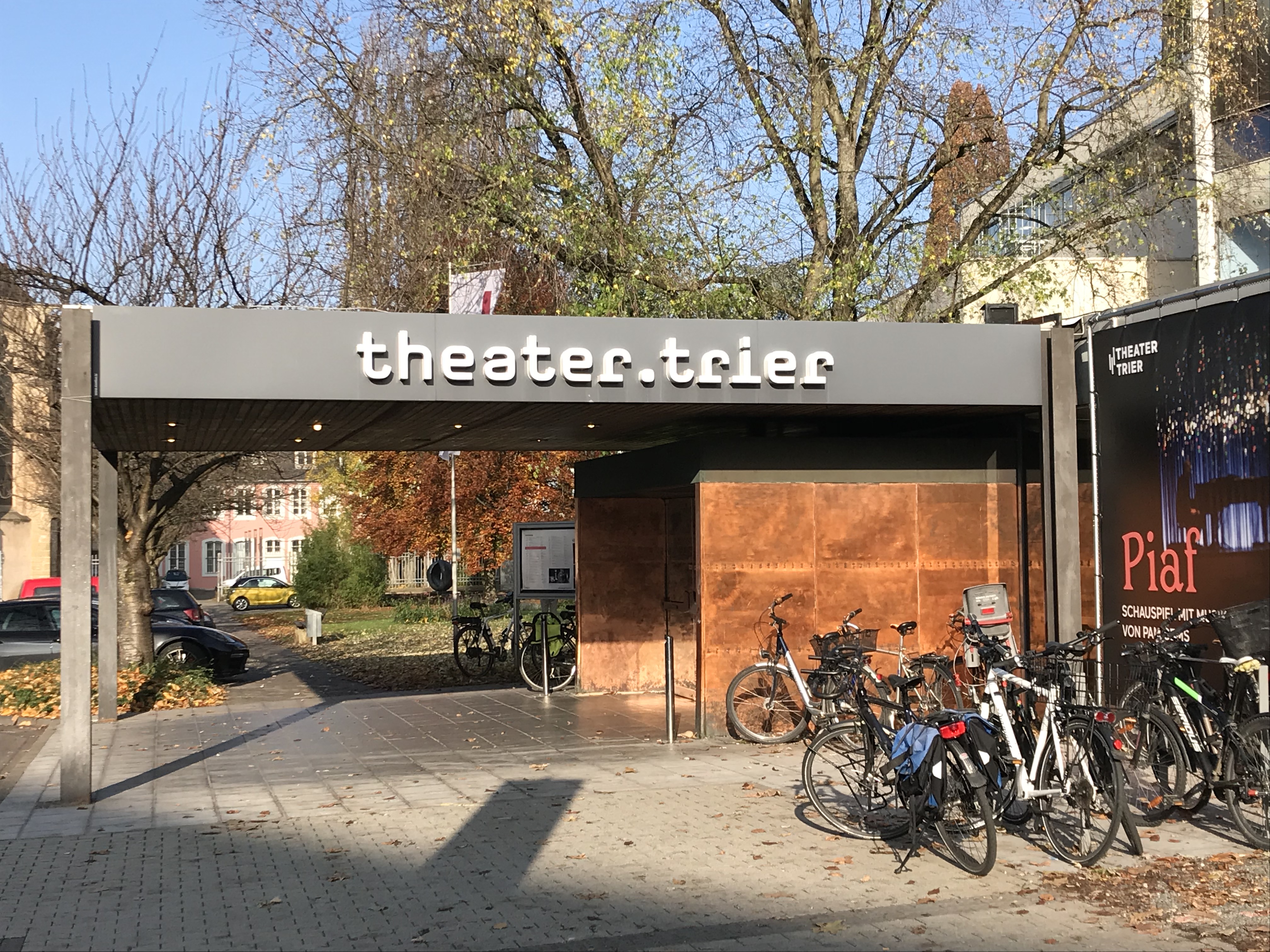 Herbsttimmung am Theater Trier © Bettina Leuchtenberg